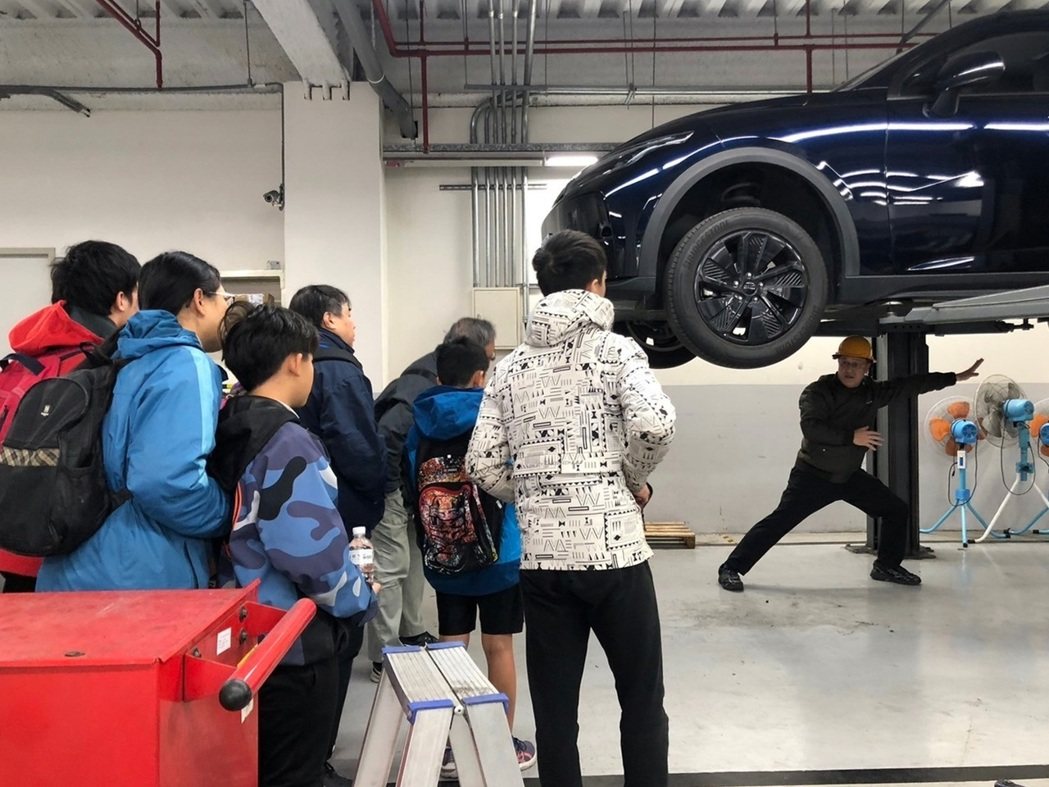 龍華科大攜手台北市府、納智捷，產業新手村見學團參訪電動車產業。龍華科大／提供