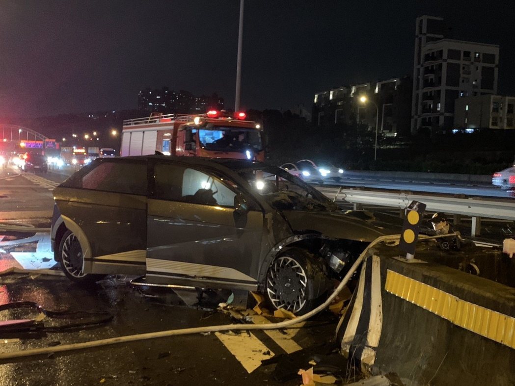 圖為國道1號楊梅休息站1月25日電動車自撞起火事故，造成4死4重傷。本報資料照片