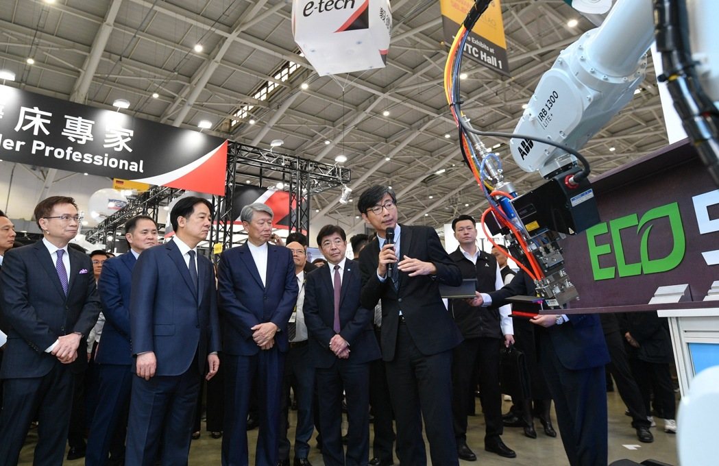 總統賴清德(左3)參觀經濟部技術司展示的「全球首創H型鋼構雷射銲接技術」。經濟部技術司提供