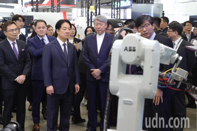 總統賴清德（前排左三）出席台北國際工具機展（TIMTOS）開幕典禮，並與貿協董事長黃志芳（前排左一起）、機械公會理事長莊大立、經濟部長郭智輝，一同參觀現場廠商展出設備。 曾吉松／攝影