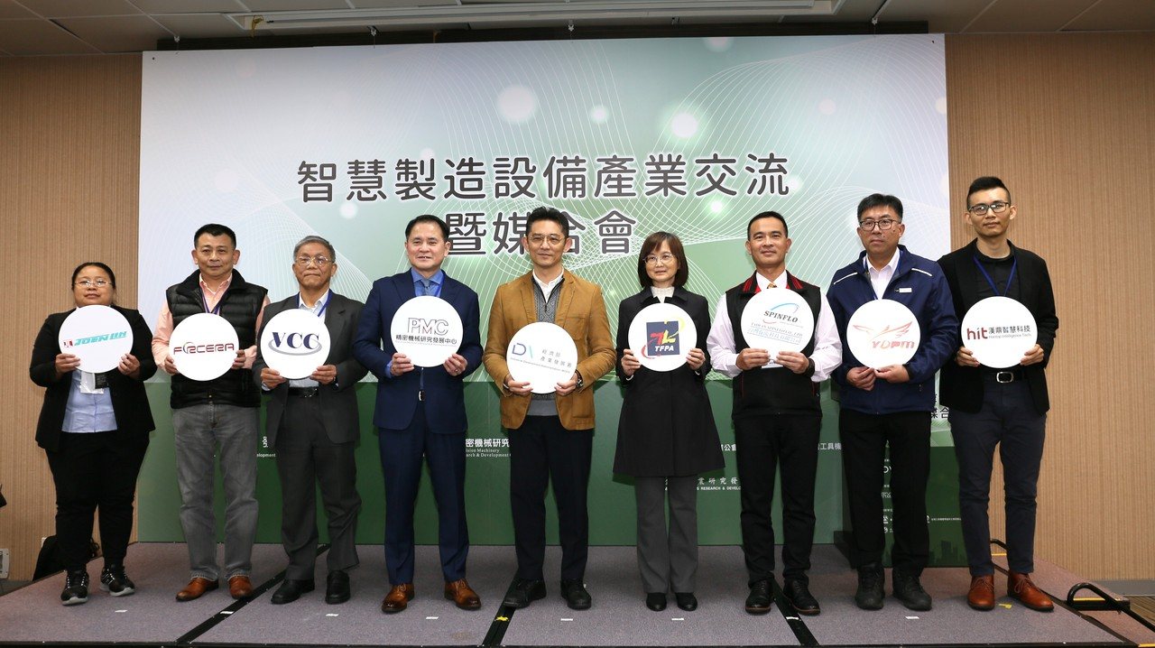 準力機械專案經理林意晴(左一起)、台灣精材總經理王元星、新鶴董事長彭朋益、PMC董事長莊大立、經濟部產業發展署組長郭肇中、台灣流體傳動公會秘書長許麗玲、台灣旋流科技總經理楊永全、奕達精機市場處經理廖彬秀、漢鼎智慧科技資深工程師王浩唐共同合影。 黃奇鐘／攝影