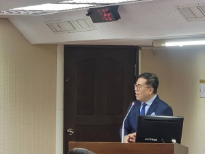环境部长彭啓明指出，新空品政策白皮书目标本月底前推出。记者李柏澔／摄影