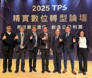 机械公会今天在台中办理「2025年精实数位转型论坛」，产业发展署杨志清署长(中)亲临致词、机械公会庄大立理事长(右二)、林奕杰副理事长(左三)与东海大学刘仁杰荣誉教授、鋐基手工具陈彩微总经理、和井田精机公司吴团昆总经理及机械公会许文通秘书长合影。 台湾机械工业同业公会/提供