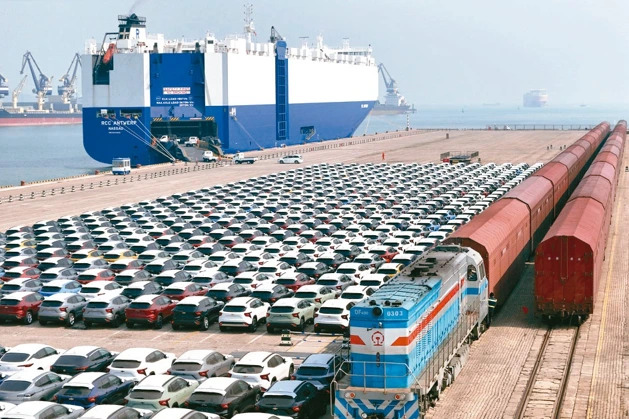 汽車製造商搶在4月新一輪關稅前，趕忙出貨美國。 （路透）