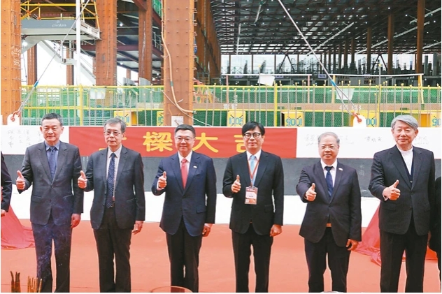 台積電昨舉行高雄廠2奈米擴建典禮，台積電資深副總侯永清（左三起）、執行副總經理暨共同營運長秦永沛、行政院長卓榮泰、高雄市長陳其邁、行政院秘書長龔明鑫、經濟部長郭智輝等人出席。記者劉學聖／攝影