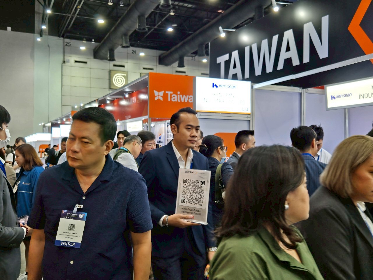 Interested buyers are inquiring about Taiwanese suppliers with Economic Daily News/CENS's information-service booth.