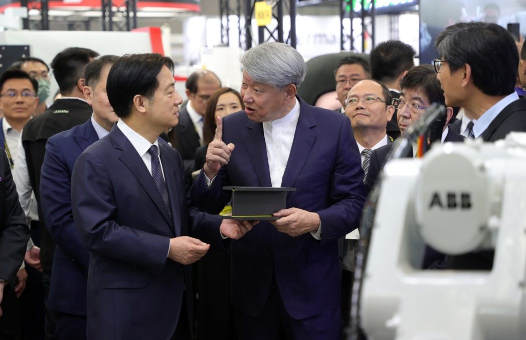 賴清德總統（左）日前出席「2025年台北國際工具機展覽會TIMTOS」開幕典禮。記者曾吉松／攝影