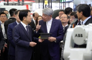 赖清德总统（左）日前出席「2025年台北国际工具机展览会TIMTOS」开幕典礼。记者曾吉松／摄影