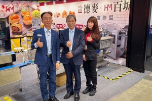德麦食品总经理吴文钦(左二)与百城机械总经理蔡承谚(左一)在「德麦X百城」英雄联盟联合展位合影，展现对该策略的高度认同。 百城机械/提供