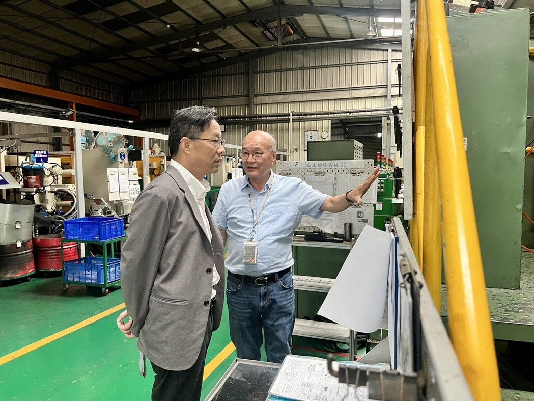 自行車暨健康科技工業研究發展中心董事長、台萬工業負責人白政忠（右）。圖／台中市政府提供