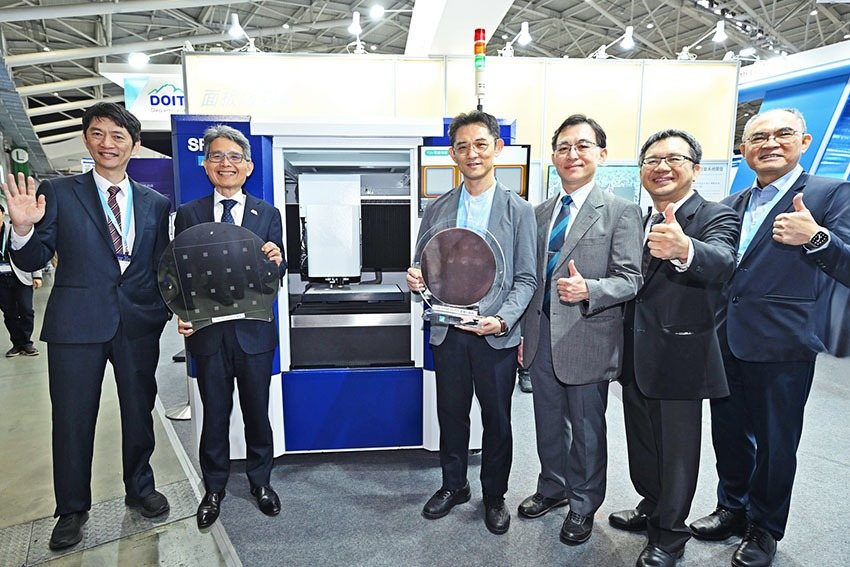 圖為工研院電光系統所所長張世杰(左起)、經濟部次長賴建信、經濟部產業技術司司長郭肇中、工研院機械所副所長楊秉祥、國發會副主委詹方冠、工研院協理李宗銘。 工研院/提供