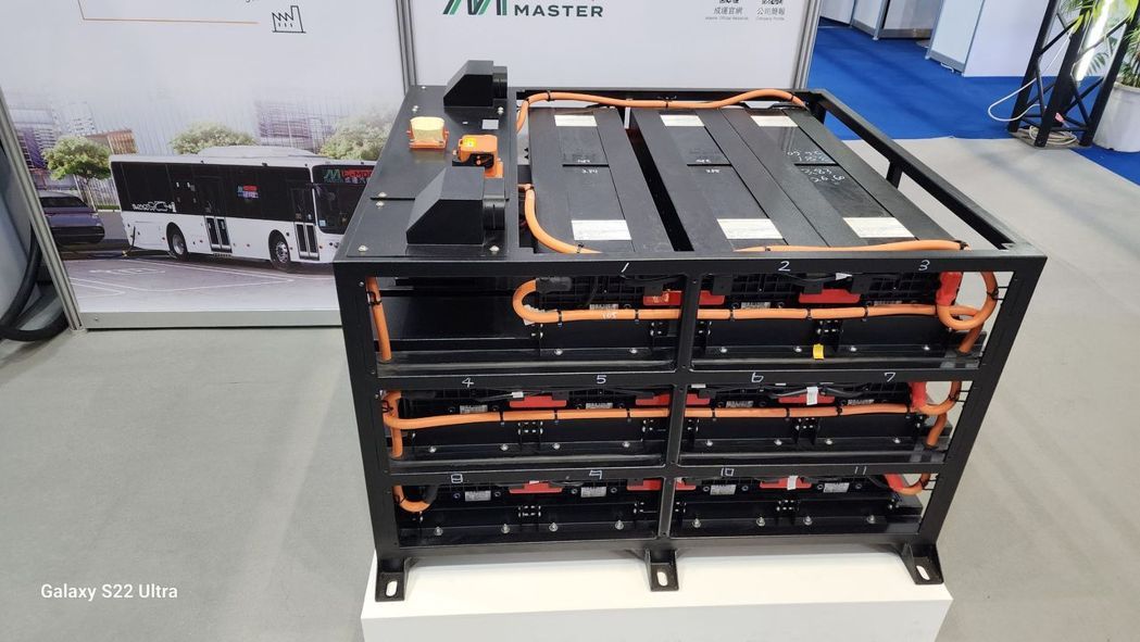成運自主研發快充電池包，採用東芝鈦酸鋰電芯，充電SOC 20%~80%僅需15分鐘。成運/提供