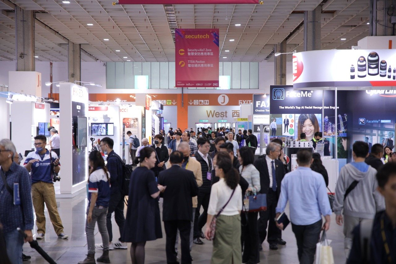 参观者踊跃参与 Secutech 展会，深入探索主题专区，展现产业对智慧安全科技的高度关注。法兰克福／提供
