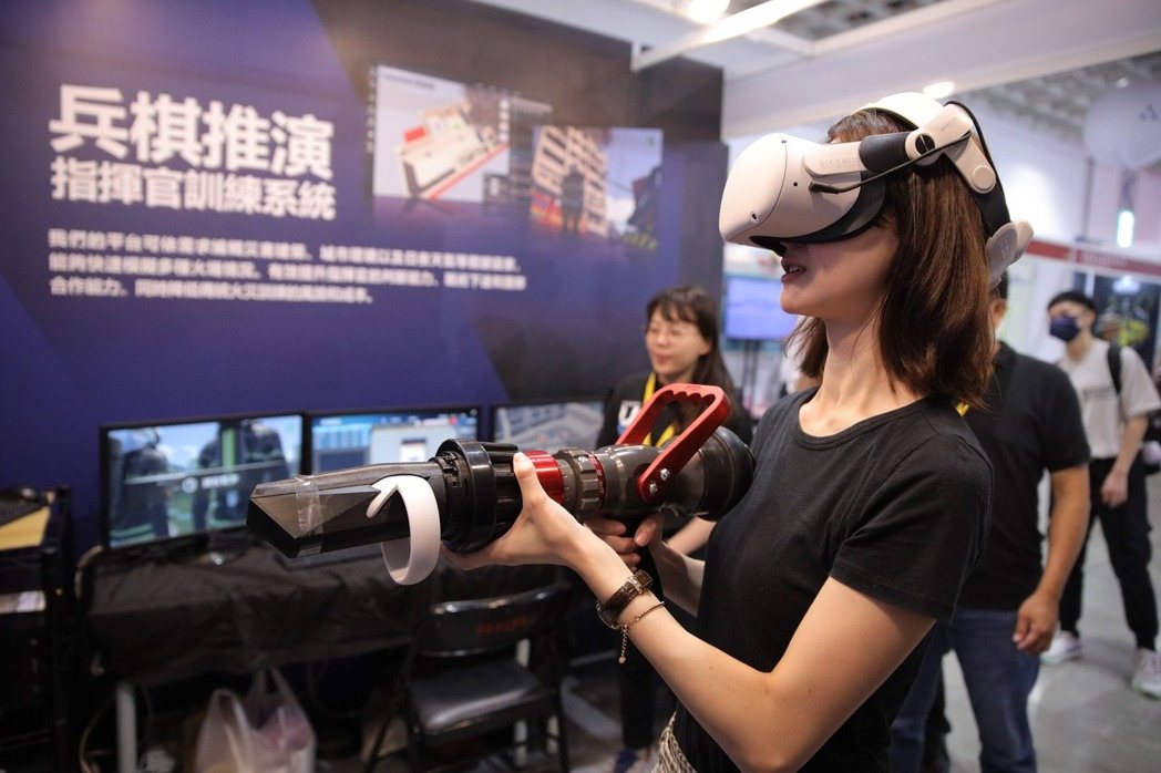 VR防災模擬還原災害情境，展現智慧防災的實務應用。法蘭克福／提供