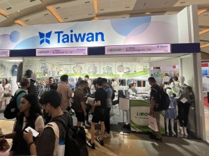 买主参观台湾馆力鹏企业展位。纺拓会/提供