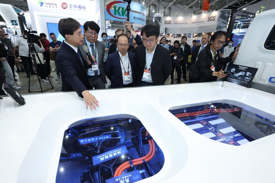 中華汽車展出從底盤、動力系統到電池芯皆由臺灣廠商設計製造，零組件在地化生產率達到90％以上的臺灣首款量產 3.5 噸智慧電動商用車－ET35。 車測中心／提供