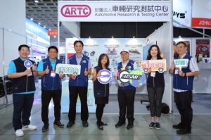 标准检验局赖俊杰副局长（右三）、黄雯苓简任技正（右二）、黄凯弘科长（右一），与车辆中心黄丽芬协理（左四）、李建德经理（左三）、廖庆复专员(左二)及江岳翰工程师（左一），共同出席「节能轮胎能效及安全推广活动」并合影留念。