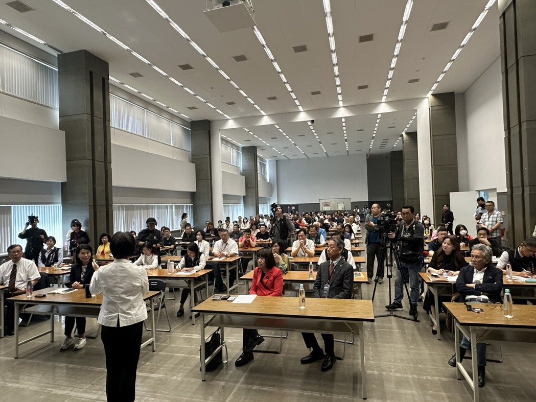 台中市政府經發展舉辦「中部產業突圍策略論壇」吸引兩百多產業界人士與會。記者黃寅／攝影