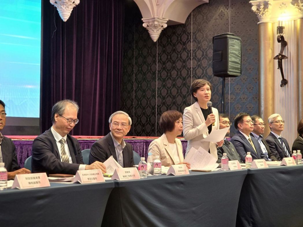 行政院副院長鄭麗君於會中表示，政府重視出口製造業所面臨的挑戰，將運用880億元產業轉型升級基金，推動AI製造、淨零永續及全球鏈結政策，以協助中小企業提升國際競爭力並穩定出口。朗盛行銷／提供