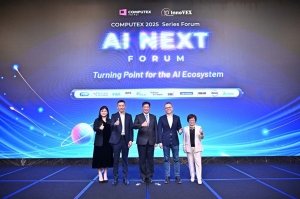 台北市电脑公会（TCA）昨（7）日举办「AI NEXT FORUM」，McKinsey & Company全球董事合伙人李晓庐（左起）、英特尔亚太暨日本区总经理庄秉翰、台北市电脑公会理事长彭双浪、AWS台湾暨香港总经理王定恺、纬颖董事长暨策略长洪丽寗。 台北市电脑公会／提供