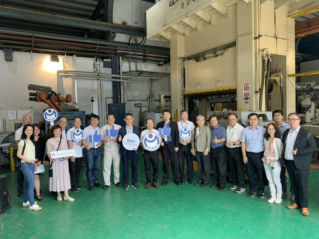 經濟部產業技術司郭肇中司長及業者參觀金屬中心AI試製線。 金屬中心／提供