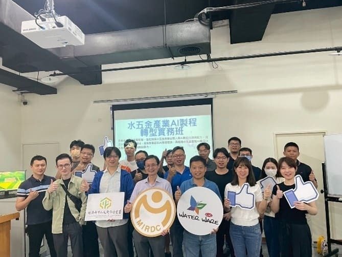 彰化縣水五金產業發展協會張家烈理事長(右三)參與水五金產業AI製程轉型實務培訓。 金屬中心／提供