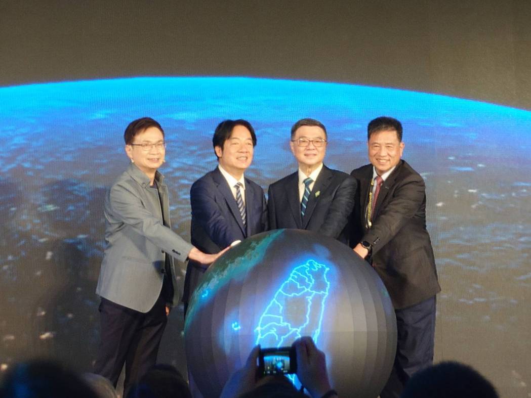 總統賴清德(左二)出席20日2025年「台北國際電腦展（COMPUTEX）」希望台灣產業界能與全球供應鏈能朝著三大面向進行合作，也可以籌組國家隊。黃淑惠／攝影