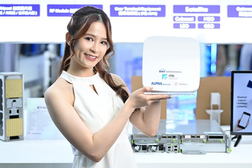 工研院在經濟部技術司支持下，研發全球領先的「B5G/6G NTN廣覆蓋基地台系統」，手機僅透過軟體更新即可連接衛星，實現海陸空無死角高速通訊。工研院／提供
