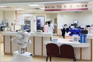 鸿海携手台中荣民总医院、川崎重工，共同研发AI护理协作机器人Nurabot。图／鸿海提供
