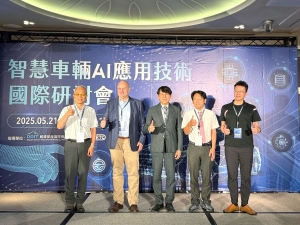 AI浪潮席卷车辆产业，邀请国际专家分享智慧电动车的EMC标准趋势及验证技术等最新资讯，包含车辆中心董事长王正健（中）、国际电磁相容（EMC）专家Jens Medler（左二）、水谷博之（右二）及林汉年教授（左一）。