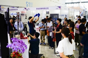 来自各地的专业买家与技术代表不断涌入展馆，洽询热络、试机演示不断。 张杰/摄影