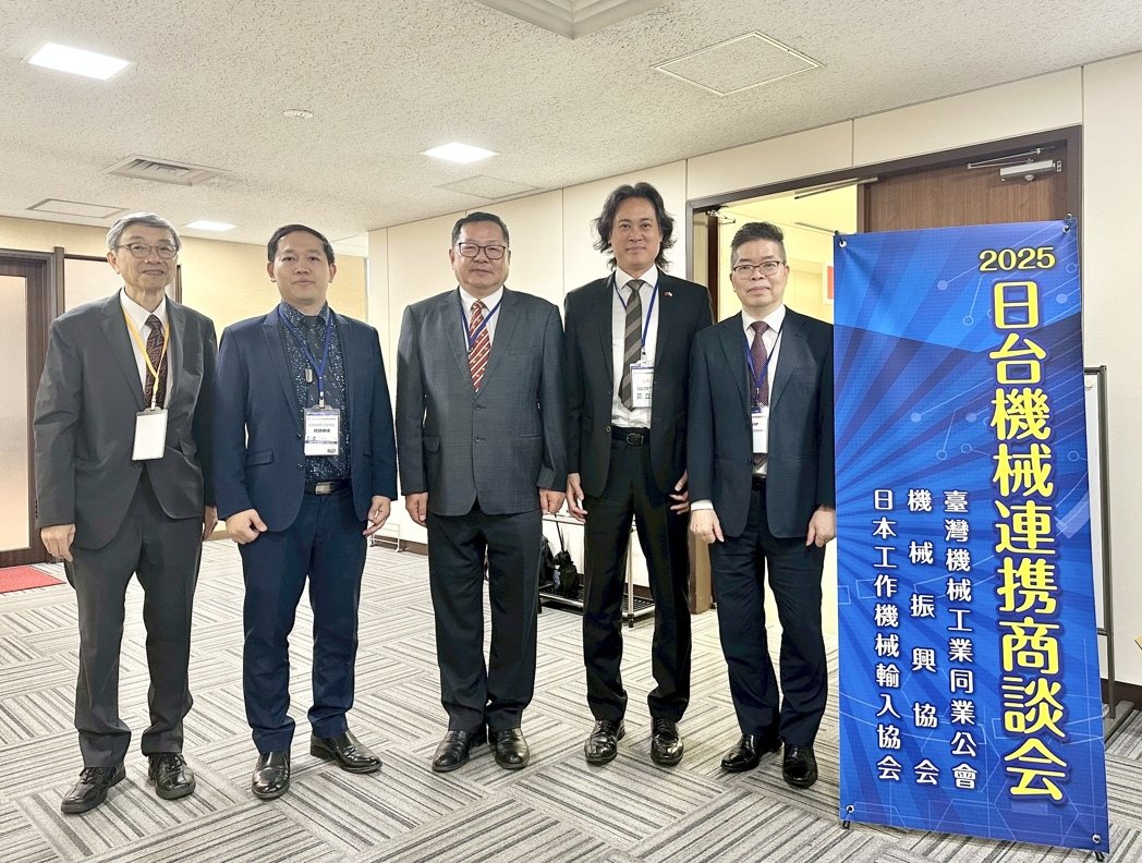 台北駐日代表處經濟組組長林明秋(右一)特別到場為廠商打氣。機械公會提供