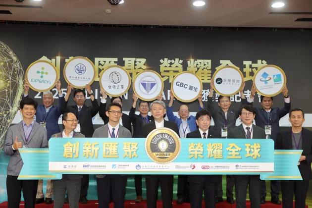 經濟部長郭智輝（前排中）、工研院長劉文雄（前排右三）與獲得2025 Edison Awards得獎的廠商合影。記者蘇健忠／攝影