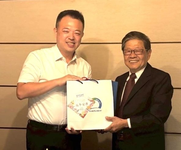 照明公會李世宗理事長（右）與億光公司總經理室特助呂立夫合影，雙方就LED專利議題達成共識，展現產業合作典範，共同推動照明產業永續發展。 照明公會／提供