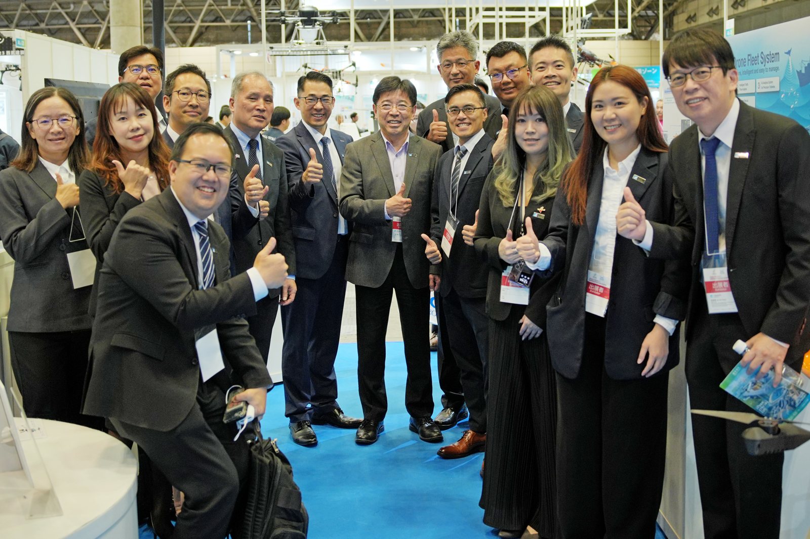 工研院參展Japan Drone台灣館，展示包括長航時燃料電池無人機、物流無人機、AI無人機隊系統等六大技術，開啟台日產業合作。工研院院長劉文雄（前排右五）與團隊合影。工研院／提供