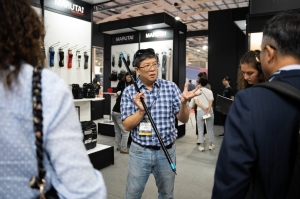 台湾多家知名厂商共同展示高扭力棘轮扳手、拆装工具、电子诊断仪器等最新应用，以汽车维修工具与设备为主题，全面支援新世代电动车与智慧车系统维修。朗盛／提供