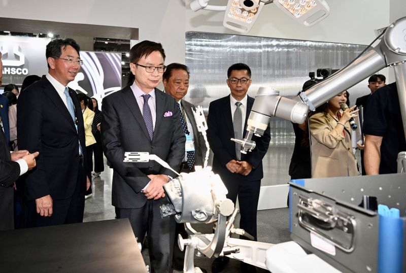 外貿協會董事長黃志芳參觀智慧醫療主題館AI臨床應用手術房。 貿協／提供