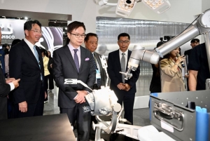 外贸协会董事长黄志芳参观智慧医疗主题馆AI临床应用手术房。 贸协／提供