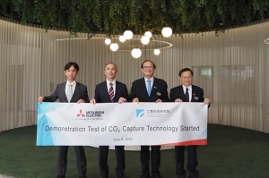 工研院与日本三菱电机启动固态胺吸附碳捕捉模组跨国实证，展现台湾净零技术首度赴日部署的重要里程碑。图左起为三菱电机先端技术总合研究所所长西泽昭则、副所长桥本博幸，工研院副院长胡竹生、工研院绿能所副所长万皓鹏。工研院/提供