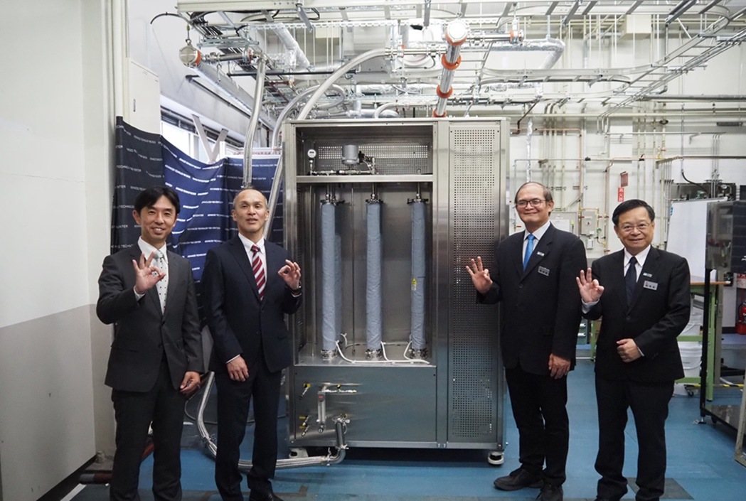 工研院開發「固態胺吸附劑碳捕捉模組」正式於三菱電機先端技術總合研究所完成裝機，具備低溫脫附、節能、省空間等特性，適用於中小型碳排源。圖左起為三菱電機所長西澤昭則、副所長橋本博幸，工研院副院長胡竹生、工研院綠能所副所長萬皓鵬。工研院/提供