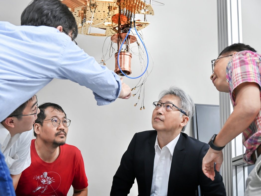 中研院院長廖俊智（中）指出，發展量子科學必須同時投入高階製程研發人力，及尖端硬體設施。 圖／中研院提供