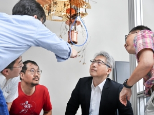 中研院院长廖俊智（中）指出，发展量子科学必须同时投入高阶制程研发人力，及尖端硬体设施。 图／中研院提供