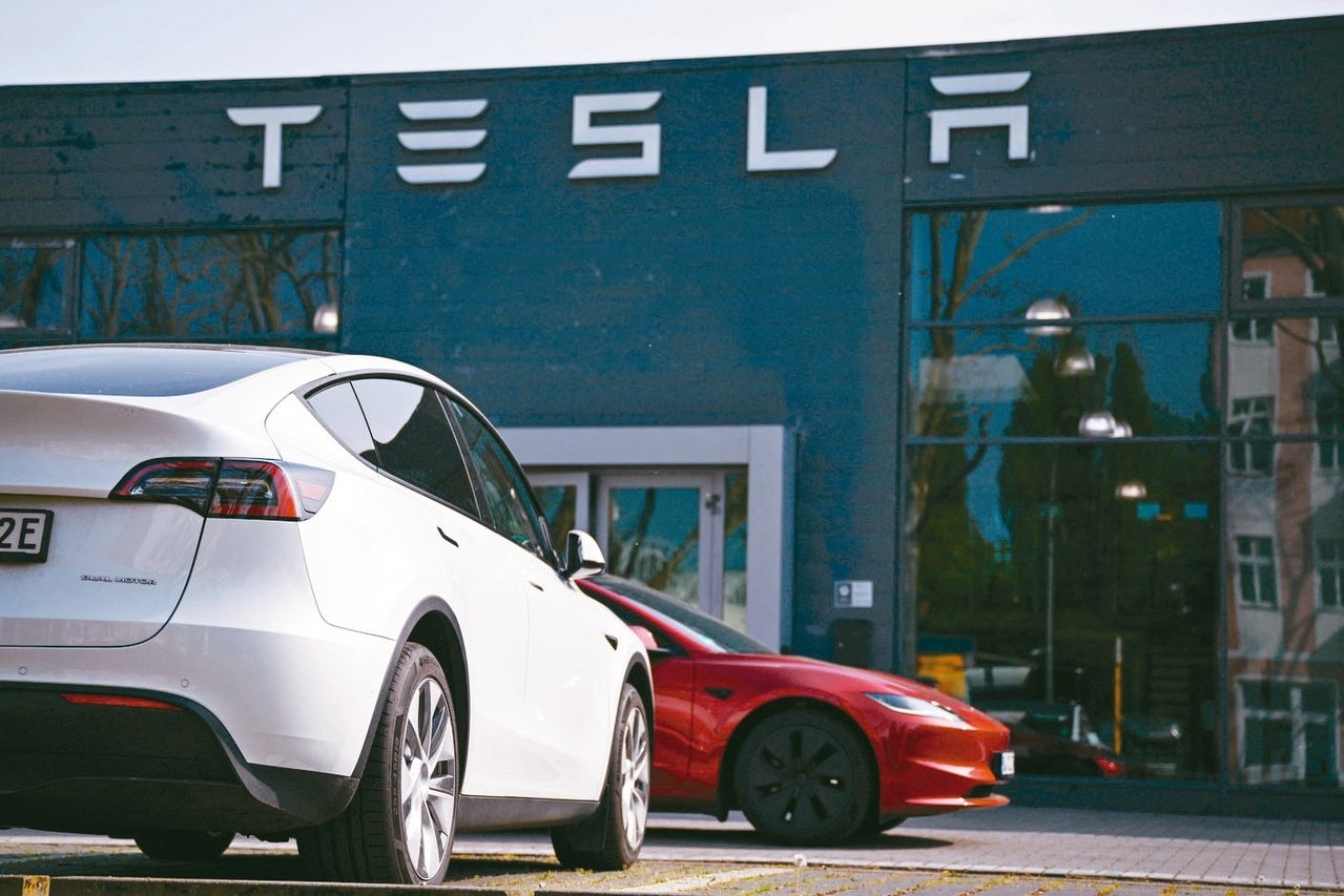 特斯拉（Tesla）執行長馬斯克表示，自駕計程車服務Robotaxi「暫定」6月22日在德州奧斯汀推出。 路透