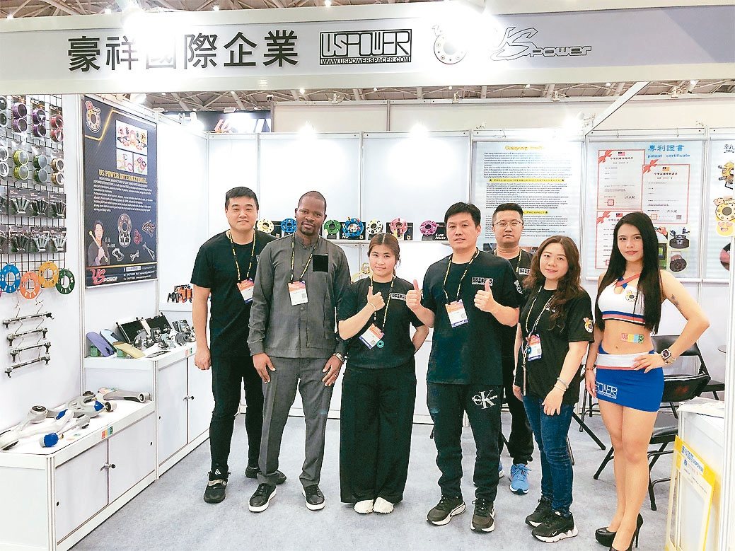 豪祥國際4月台北AMPA展，豪祥國際黃勇豪(左四)展場與國際買主合影。 郭芳伶／攝影