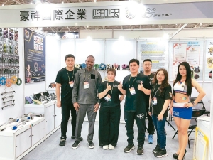豪祥国际4月台北AMPA展，豪祥国际黄勇豪(左四)展场与国际买主合影。 郭芳伶／摄影