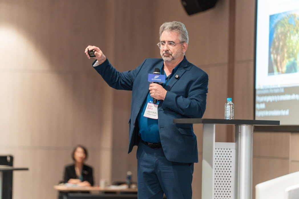「製造業的全球佈局與 AI 轉型」論壇邀請到國際級實體互聯網之父——美國喬治亞理工學院 Benoit Montreuil 教授，分享研究成果。 （圖／茵康國際）