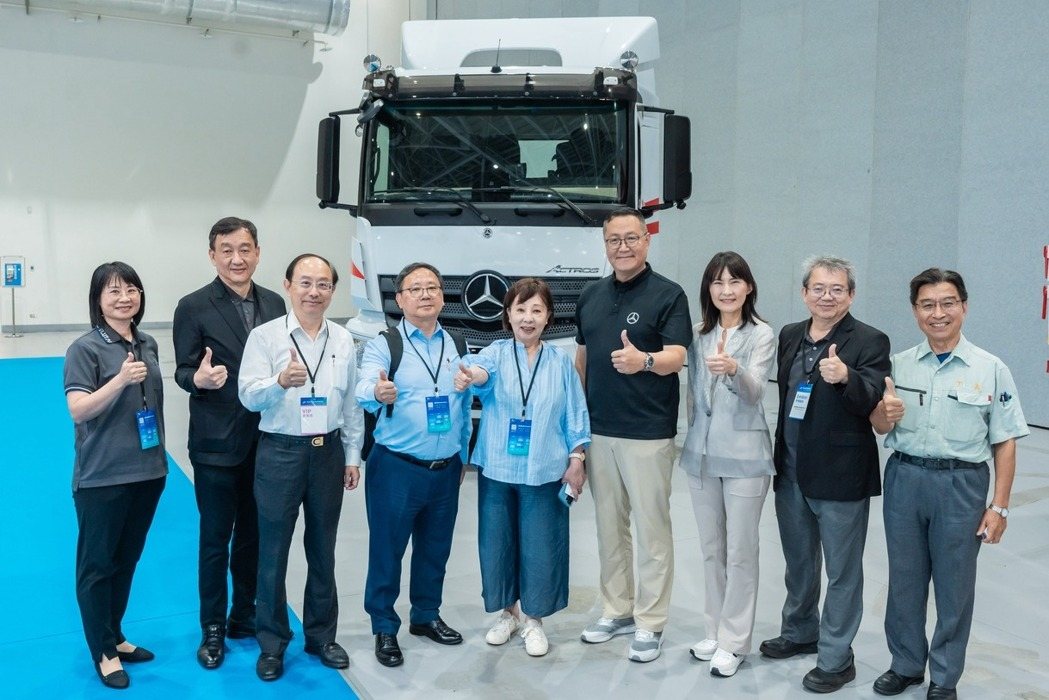 展會貴賓與賓士商用車合影，由左至右貴賓與長官依序為邰利股份有限公司張秀蘭協理、台灣冷鏈協會林建智理事長、華膳空廚公司林霹威協理、華膳空廚公司蘇甲添副總經理、華膳空廚公司張花冠董事長、賓士商用車林日尉總監、安益集團／茵康國際曾姿雯總經理、邰利股份有限公司林建維總經理、台灣冷鏈協會王登賢秘書長。 （圖／茵康國際）