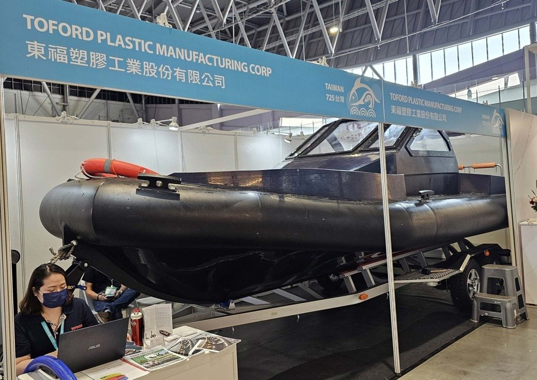 東福塑膠展出高密度聚乙烯（HDPE）的專業工作船，現場相當吸睛，且其體積小、耐用、方便安全等特性，參觀者詢問度高。 李福忠／攝影
