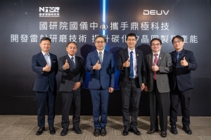 国研院国仪中心携手鼎极科技开发雷射研磨技术， 提升碳化矽晶圆制程产能。左起为鼎极科技营运长钱俊逸、董事长土反西升一、国研院院长蔡宏营、国研院国仪中心主任潘正堂、副主任林郁洧、研究员林宇轩。图／国研院提供