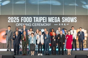 台北国际食品系列展25日盛大开幕，外贸协会董事长黄志芳(前排左4)、农业部农业科技司司长李虹曦(前排左3)、经济部国际贸易署署长刘威亷(前排右4)等贵宾共同祝酒。 贸协／提供